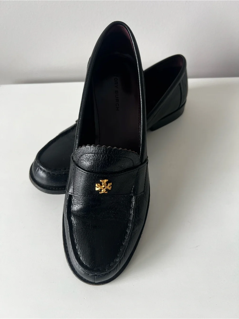 Tory Burch Black Leather Penny Loafers with Gold Logo size 6,5-7